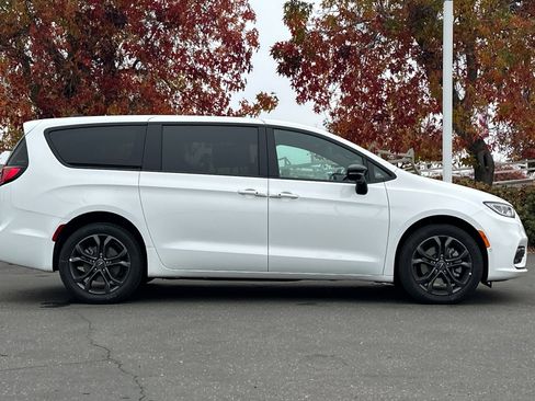 New 2026 Chrysler Pacifica Select image 3