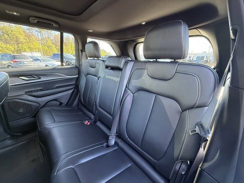 Used 2024 Jeep Grand Cherokee Limited w/ Black Appearance Package image 27