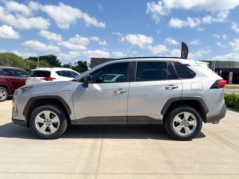 Used 2021 Toyota RAV4 LE AWD/4WD image 4