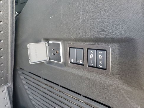 Used 2025 Chevrolet Tahoe Premier image 9