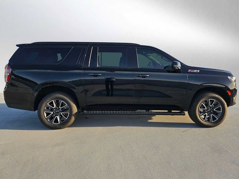 Used 2023 Chevrolet Suburban Z71 w/ Luxury Package image 2