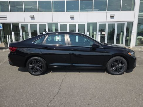 Certified 2022 Volkswagen Jetta SE FWD image 2