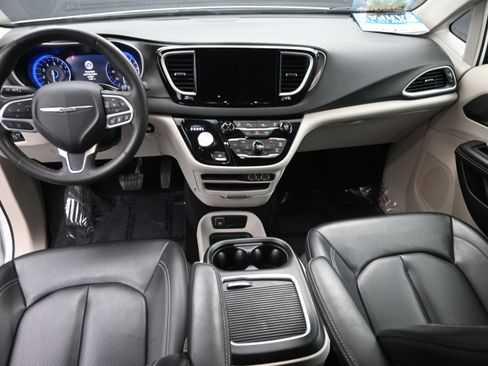 Used 2023 Chrysler Pacifica Touring-L FWD image 16