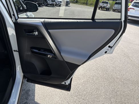 Used 2018 Toyota RAV4 Limited image 19