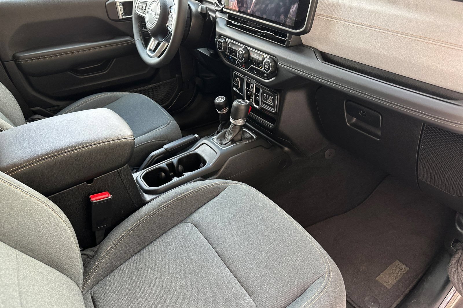 Used 2025 Jeep Wrangler Unlimited Sahara AWD/4WD image 16