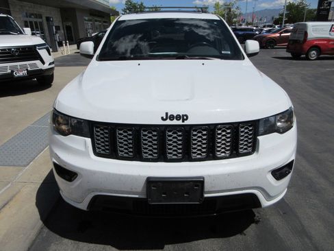 Used 2017 Jeep Grand Cherokee Altitude AWD/4WD image 14