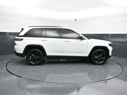 Used 2023 Jeep Grand Cherokee Limited AWD/4WD image 9