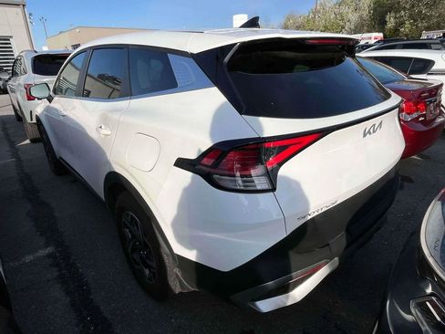 Used 2025 Kia Sportage LX image 3