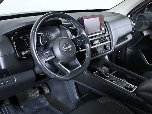 Used 2025 Nissan Pathfinder SV image 12