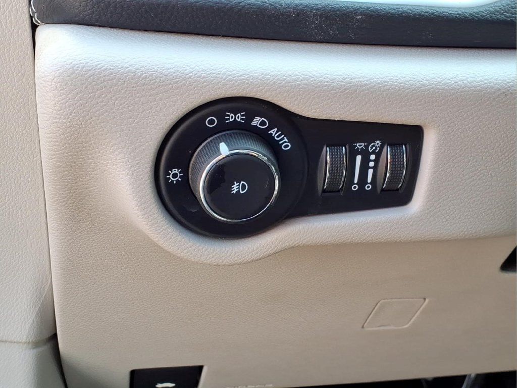 Used 2024 Chrysler Pacifica Limited FWD image 7