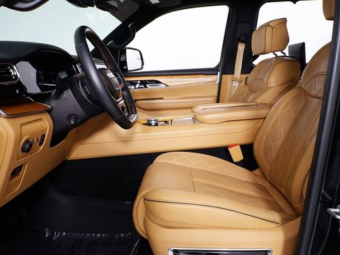 Used 2022 Jeep Grand Wagoneer Series III w/ Rear Seat Video Group 1 image 4