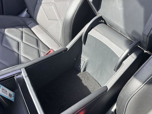 Used 2024 Volkswagen Atlas SE image 17