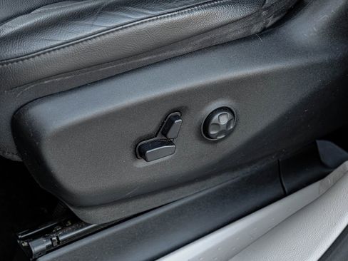 Used 2019 Chrysler Pacifica Touring-L image 43