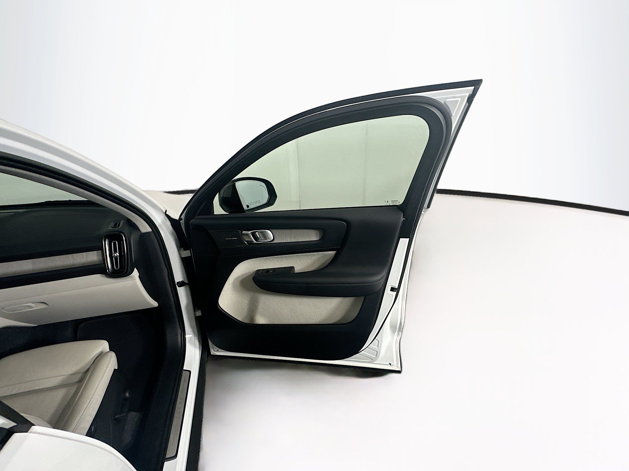 Used 2023 Volvo XC40 B4 Ultimate FWD image 32