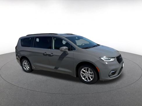 Used 2022 Chrysler Pacifica Touring-L FWD image 2