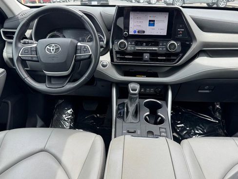 Used 2024 Toyota Highlander XLE AWD/4WD image 12