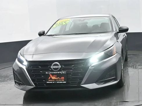 Used 2025 Nissan Altima 2.5 SV FWD image 1