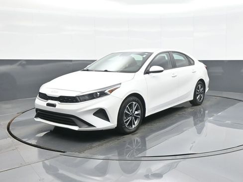 Used 2022 Kia Forte LXS FWD image 3