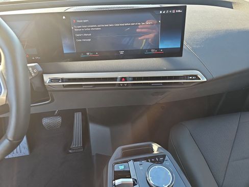 Used 2022 BMW iX xDrive50 w/ Premium Package AWD/4WD image 10