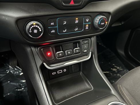 Used 2021 GMC Terrain SLE image 32