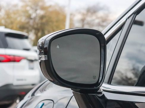 Used 2024 Chrysler Pacifica Select image 15