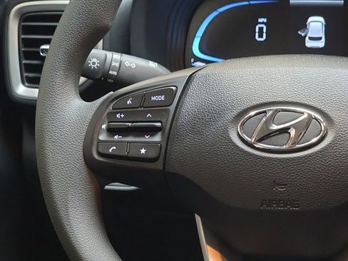 Certified 2025 Hyundai Venue SE image 16