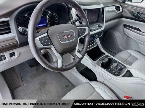Used 2023 GMC Acadia SLT w/ Preferred Package FWD image 9