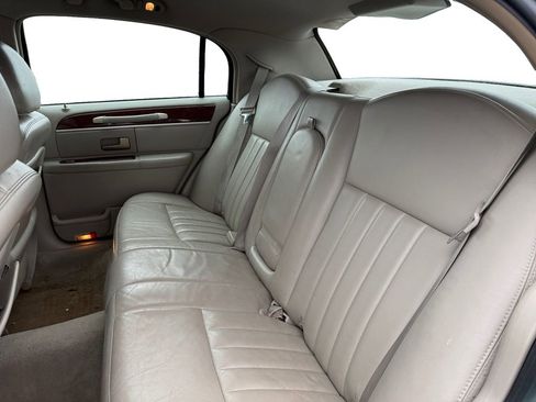 Used 2005 Lincoln Town Car Signature image 12