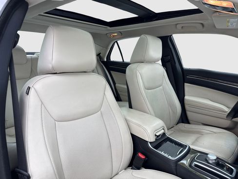 Used 2018 Chrysler 300 Limited w/ Safetytec Plus Group RWD image 40