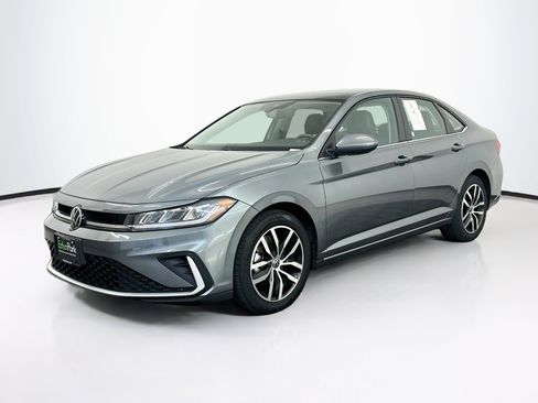 Used 2025 Volkswagen Jetta SE FWD image 3