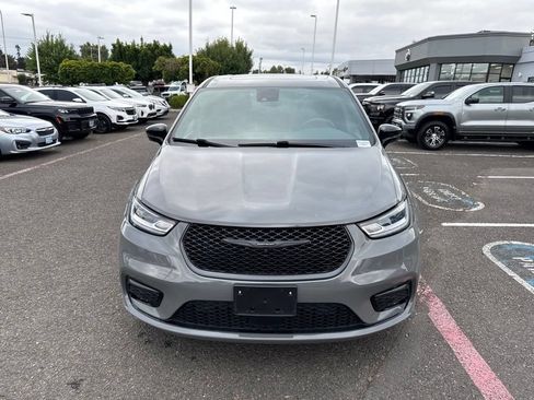 Used 2023 Chrysler Pacifica Limited w/ Uconnect Theater Family Group FWD image 2