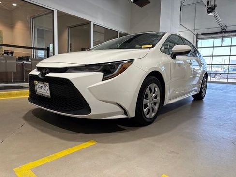 Used 2022 Toyota Corolla LE FWD image 3