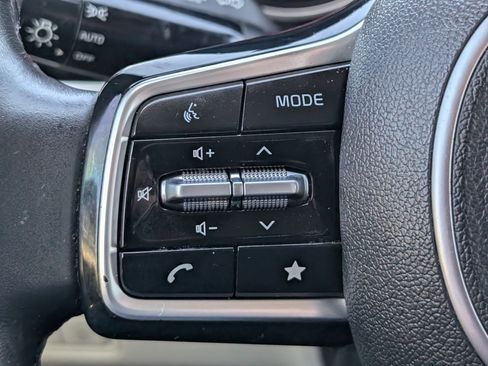 Used 2023 Kia Carnival LX image 23