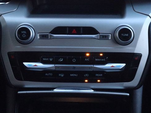 Used 2022 Ford Explorer XLT image 10