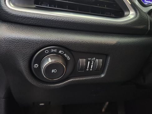 Used 2025 Chrysler Pacifica Limited AWD/4WD image 23