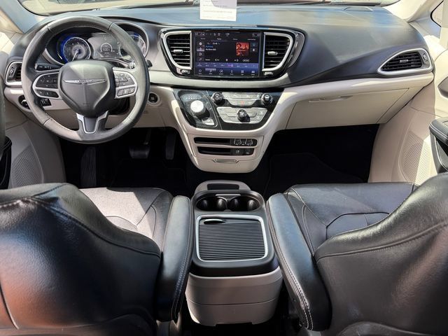 Used 2022 Chrysler Pacifica Touring-L FWD image 23