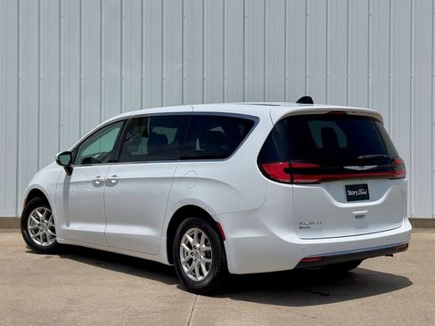 Used 2023 Chrysler Pacifica Touring-L FWD image 4