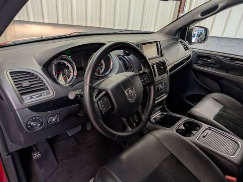 Used 2016 Dodge Grand Caravan SXT FWD image 3
