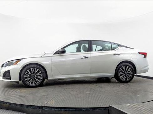 Used 2025 Nissan Altima 2.5 SV image 3