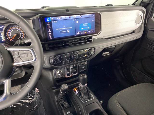 Used 2026 Jeep Wrangler Unlimited Sahara AWD/4WD image 30
