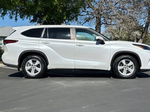 Used 2023 Toyota Highlander LE image 3