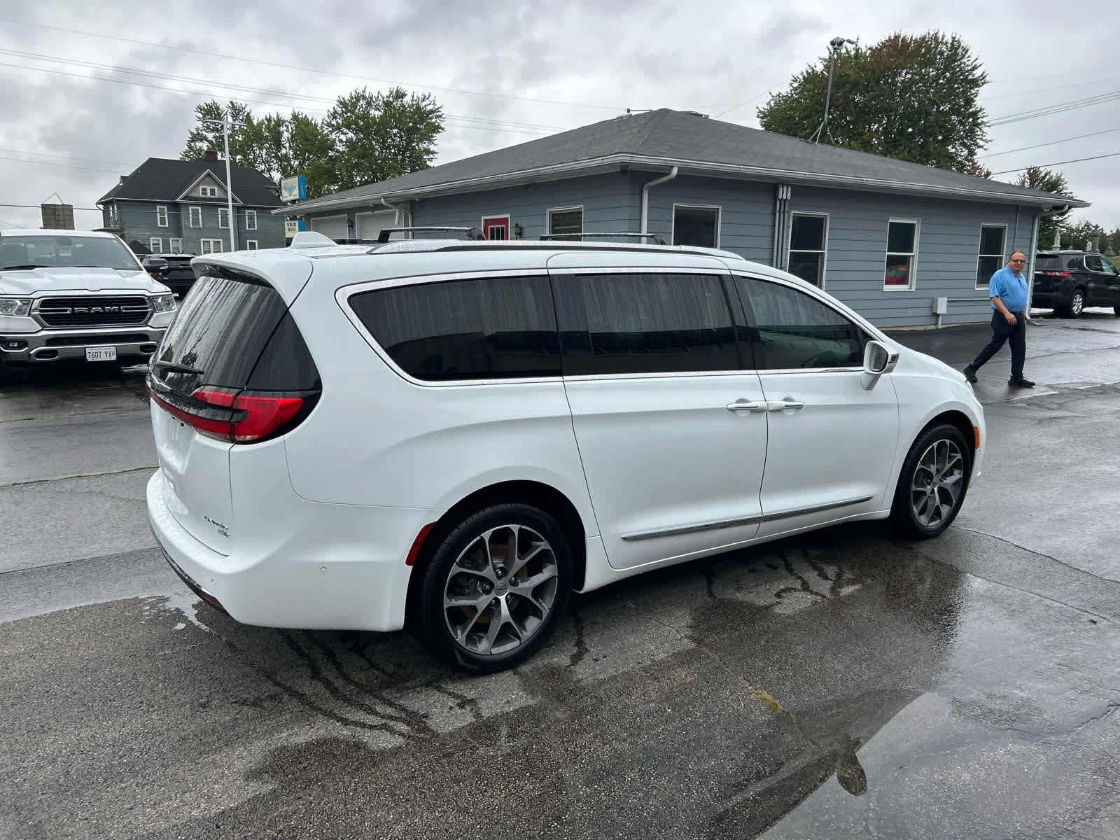 Used 2021 Chrysler Pacifica Limited w/ Premium & Safety Sphere Group AWD/4WD image 5