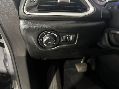 Used 2025 Chrysler Pacifica Select FWD image 35