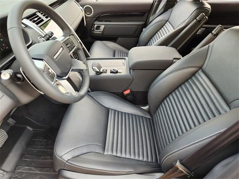 Used 2025 Land Rover Discovery S image 9