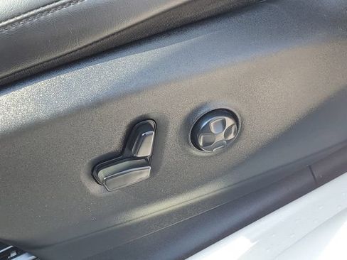 Used 2023 Chrysler Pacifica Touring-L FWD image 9
