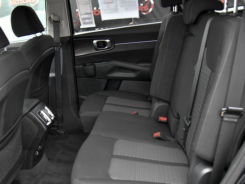 Used 2023 Kia Sorento LX image 32