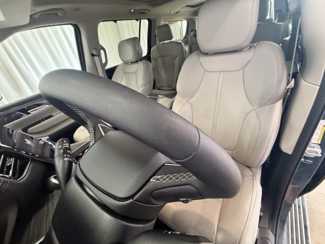 Used 2024 Jeep Wagoneer Series III w/ Premium Group I AWD/4WD image 5