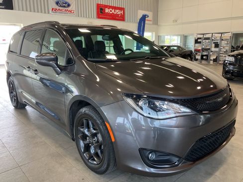 Used 2020 Chrysler Pacifica Limited w/ S Appearance Package FWD image 3