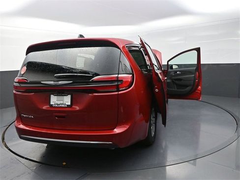 New 2026 Chrysler Pacifica Select image 30