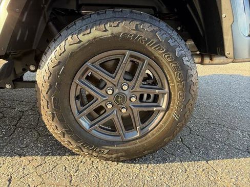 Certified 2025 Jeep Gladiator Sport image 13